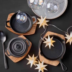 Mini-Serviertopf Mit Holzuntersetzer L 14 X B 11cm HOT IRON In Schwarz -Butlers butlers mini serviertopf mit holzuntersetzer l 14 x b 11cm hot iron in schwarz 6